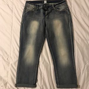 Maurices medium wash capris